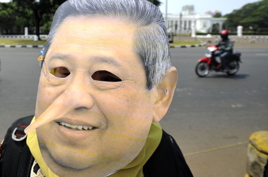 Demo di depan Istana, aktivis pakai topeng SBY berhidung panjang