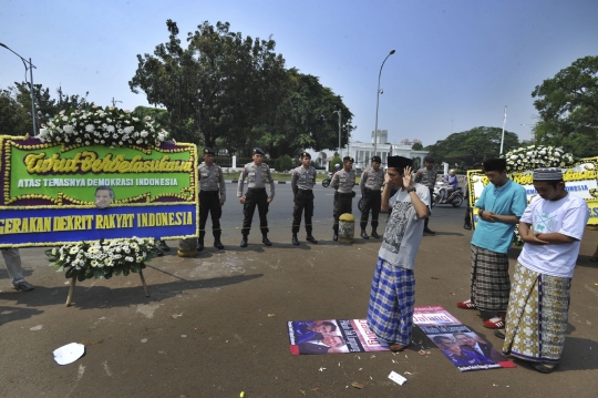 Demo di depan Istana, aktivis pakai topeng SBY berhidung panjang