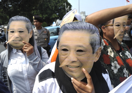 Demo di depan Istana, aktivis pakai topeng SBY berhidung panjang