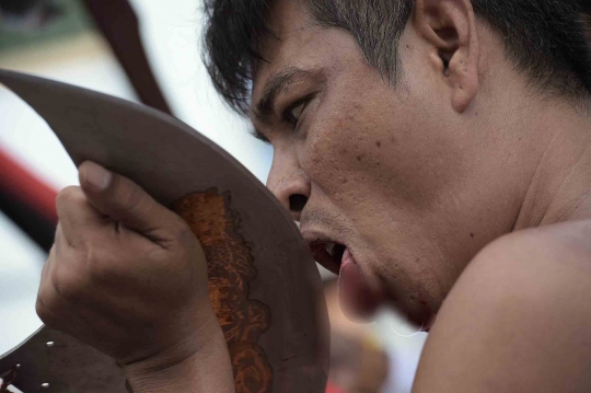 Aksi ekstrem menusuk pipi dengan pedang di Vegetarian Festival