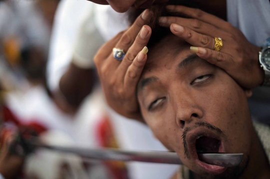 Aksi ekstrem menusuk pipi dengan pedang di Vegetarian Festival