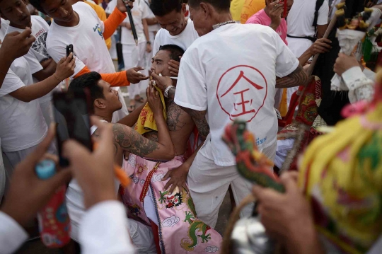 Aksi ekstrem menusuk pipi dengan pedang di Vegetarian Festival