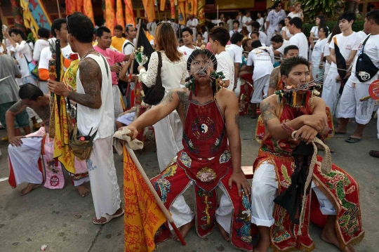 Aksi ekstrem menusuk pipi dengan pedang di Vegetarian Festival