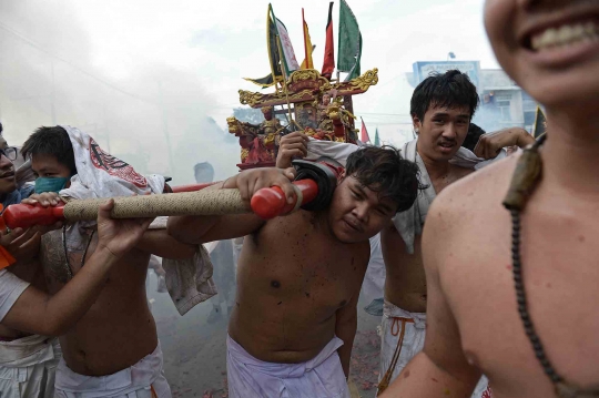 Aksi ekstrem menusuk pipi dengan pedang di Vegetarian Festival