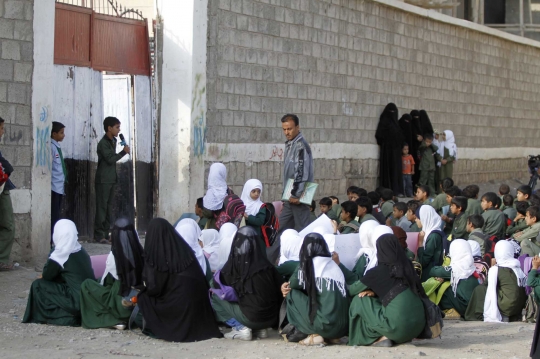 Sekolah dikuasai pemberontak, siswa SD di Yaman belajar di luar
