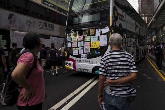 Ribuan pelajar Hong Kong tempeli bus kota dengan surat demokrasi