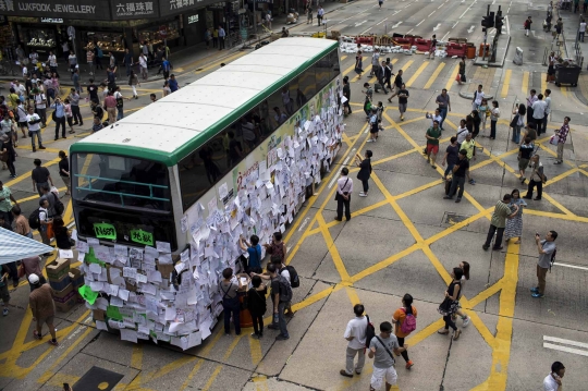 Ribuan pelajar Hong Kong tempeli bus kota dengan surat demokrasi