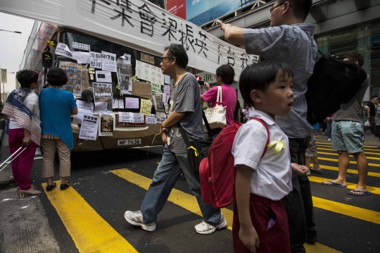 Ribuan pelajar Hong Kong tempeli bus kota dengan surat demokrasi