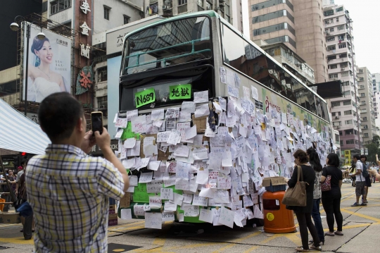 Ribuan pelajar Hong Kong tempeli bus kota dengan surat demokrasi