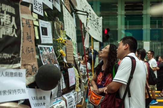 Ribuan pelajar Hong Kong tempeli bus kota dengan surat demokrasi