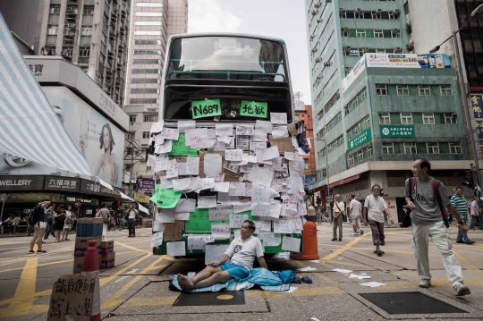 Ribuan pelajar Hong Kong tempeli bus kota dengan surat demokrasi