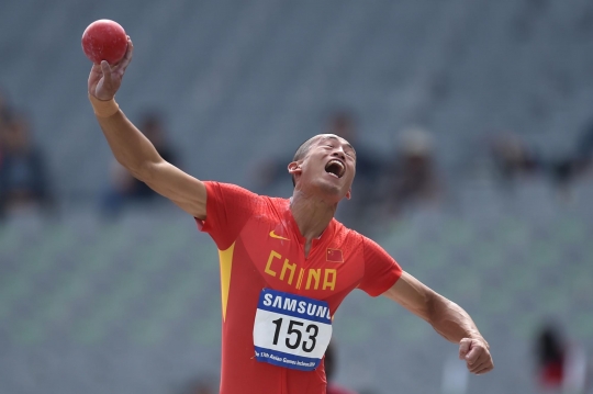 Ekspresi kocak atlet tolak peluru saat bersaing di Asian Games