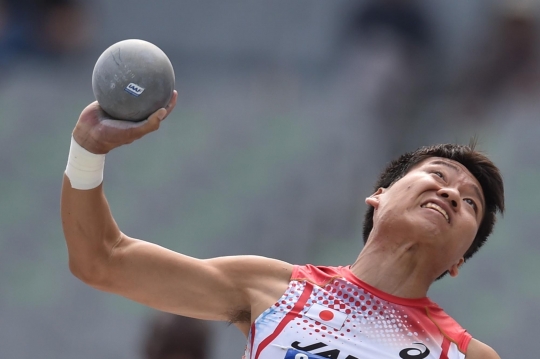 Ekspresi kocak atlet tolak peluru saat bersaing di Asian Games