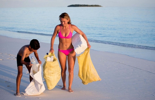 Turis cantik nan seksi ini rela jadi pemungut sampah di Maladewa