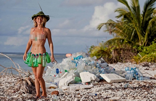 Turis cantik nan seksi ini rela jadi pemungut sampah di Maladewa