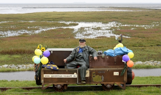 Kisah kakek 64 tahun jadi tukang pos keliling pakai kereta lori