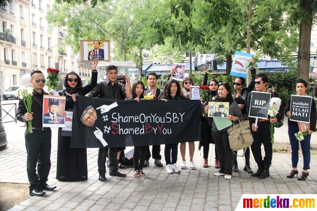 Foto : Aksi WNI demo SBY dan UU Pilkada di Paris merdeka.com