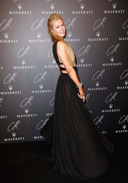 Anggun dan seksi Paris Hilton hadiri Pesta Carine Roitfeld