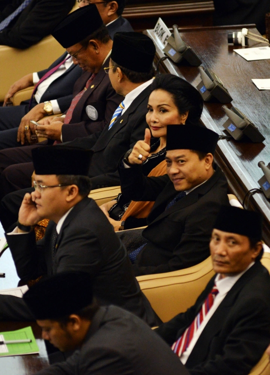 Wajah sumringah artis-artis duduk di kursi parlemen