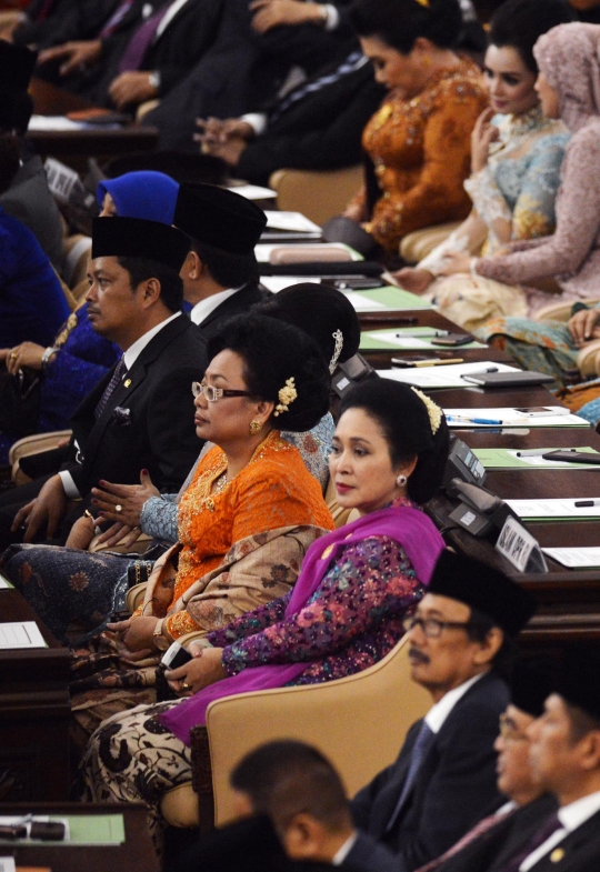 Wajah sumringah artis-artis duduk di kursi parlemen