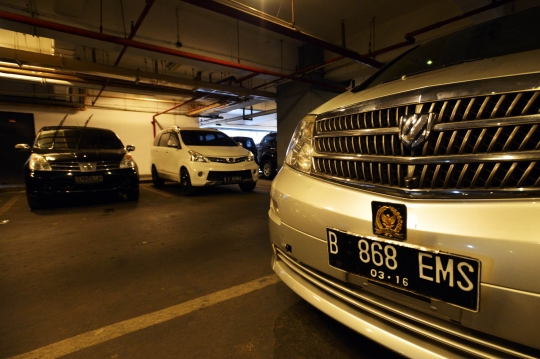 Deretan mobil mewah anggota terpilih banjiri parkiran Gedung DPR