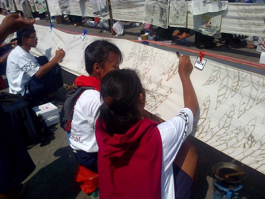 Warga Yogyakarta pecahkan rekor membatik sepanjang 3.000 meter