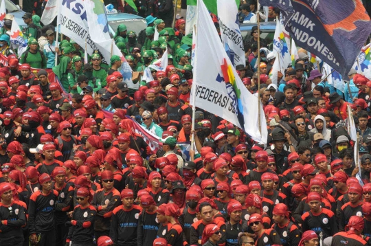 Ribuan buruh geruduk Istana tuntut kenaikan upah 30 persen