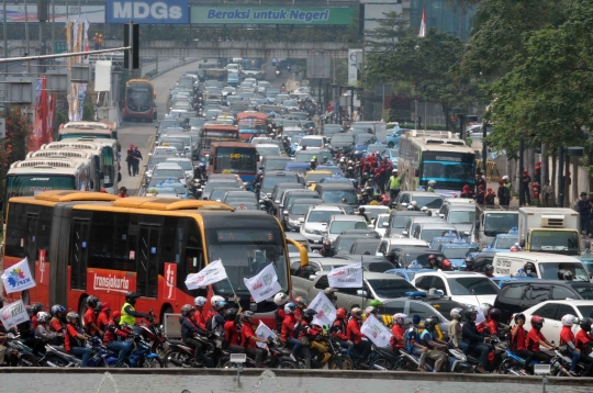 Ribuan buruh geruduk Istana tuntut kenaikan upah 30 persen