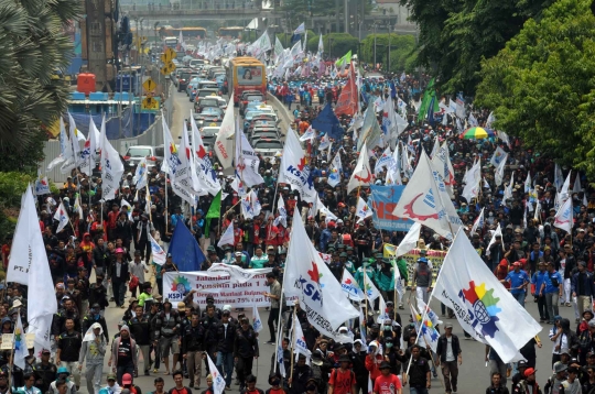 Ribuan buruh geruduk Istana tuntut kenaikan upah 30 persen