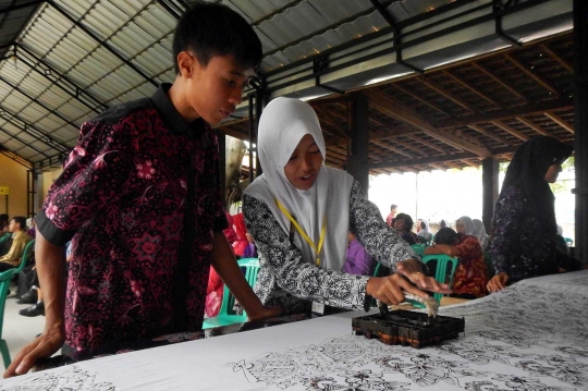 Pelajar Sokaraja bikin batik cap massal sepanjang 50 meter