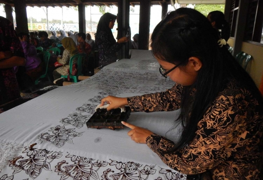 Pelajar Sokaraja bikin batik cap massal sepanjang 50 meter