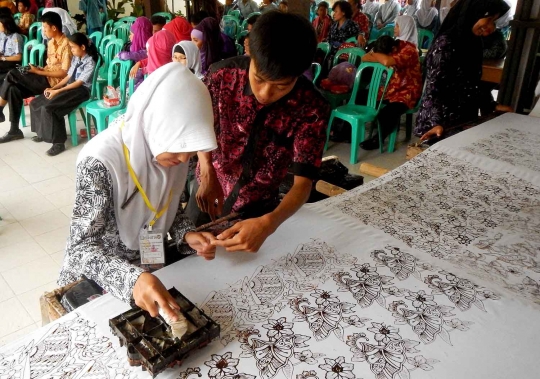 Pelajar Sokaraja bikin batik cap massal sepanjang 50 meter