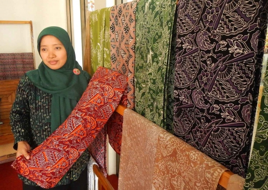 Pelajar Sokaraja bikin batik cap massal sepanjang 50 meter