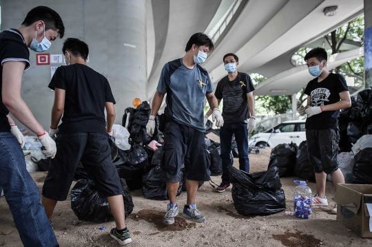 Tak mau kotori Hong Kong, demonstran rela punguti botol plastik