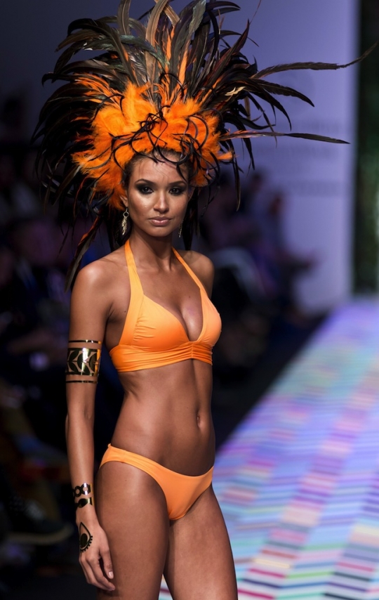 Aksi hot model cantik berbikini di Meksiko Fashion Week