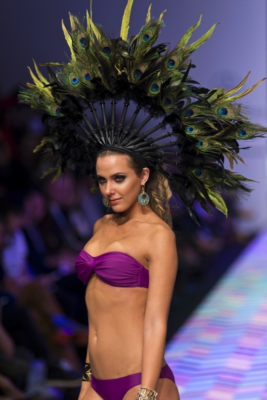 Aksi hot model cantik berbikini di Meksiko Fashion Week