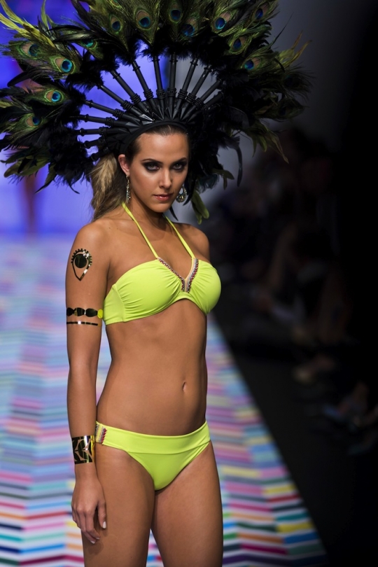 Aksi hot model cantik berbikini di Meksiko Fashion Week