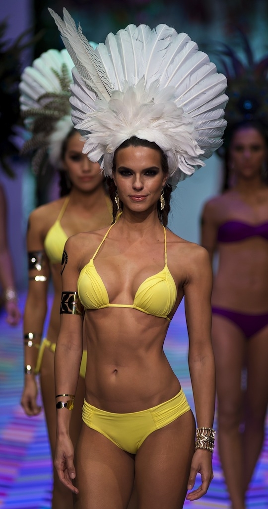 Aksi hot model cantik berbikini di Meksiko Fashion Week