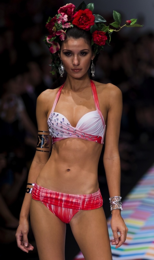 Aksi hot model cantik berbikini di Meksiko Fashion Week