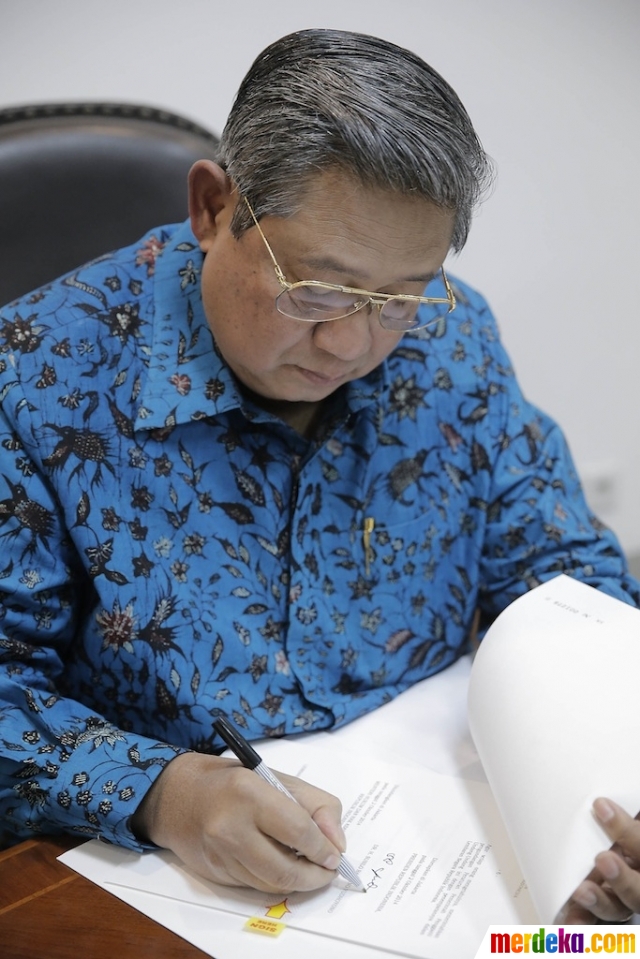 Foto : SBY tandatangani Perppu Pilkada merdeka.com