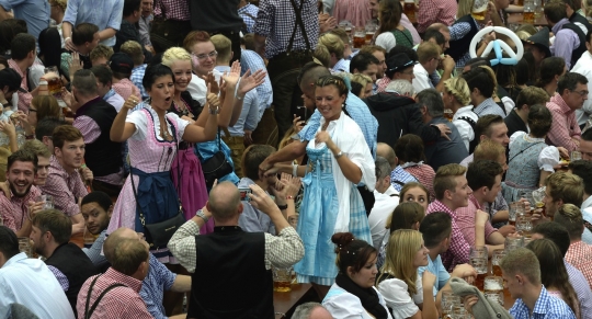 Bermabuk-mabukan di Festival Bir Oktoberfest