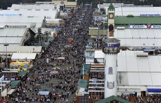 Bermabuk-mabukan di Festival Bir Oktoberfest