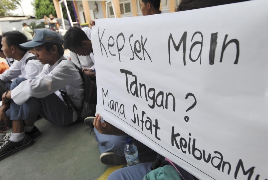 Aksi demo siswa-siswi SMAN 8 Tangsel hentikan aktivitas belajar