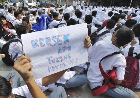 Aksi demo siswa-siswi SMAN 8 Tangsel hentikan aktivitas belajar