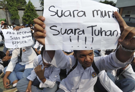 Aksi demo siswa-siswi SMAN 8 Tangsel hentikan aktivitas belajar