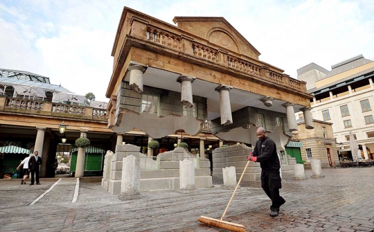 Mengunjungi keajaiban rumah melayang di London