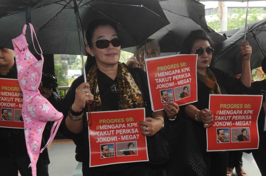 Tuntut Jokowi-Mega diperiksa, aktivis Progres 98 bawa bra ke KPK