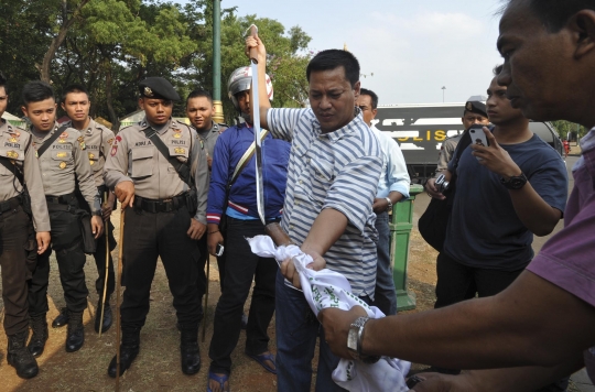 Ini pedang samurai FPI yang disamarkan menjadi tongkat bendera