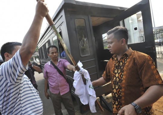 Ini pedang samurai FPI yang disamarkan menjadi tongkat bendera