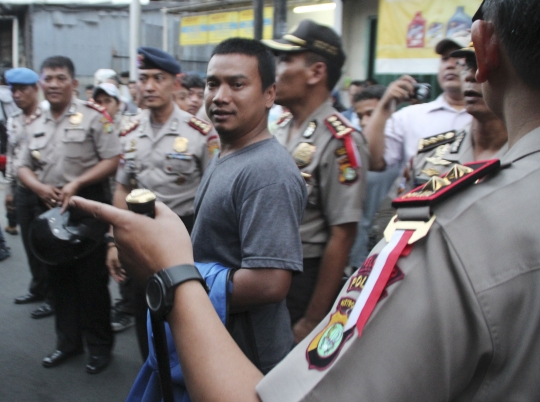 Dikepung ribuan polisi, komandan aksi FPI menyerahkan diri